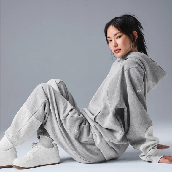 ALO Yoga Pants - NWOT Alo Make Waves Sweatpants (Unisex) Size Large in Grey Tonal